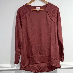 Knox rose blouse lace shoulder detail hi low long sleeve raw hem detail small
